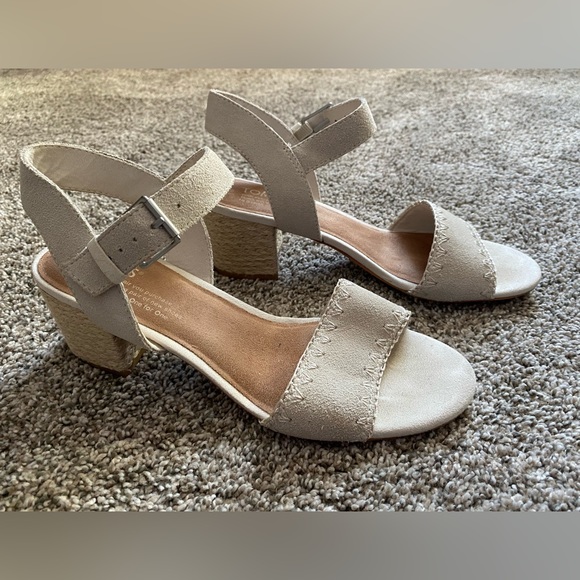 Toms Cream Sandals - Picture 3 of 7